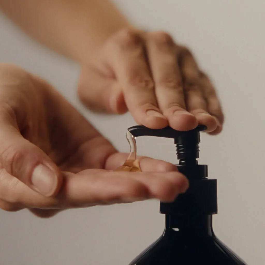 Aesop_Hand_Resurrection_Aromatique_Hand_Wash_500mL_NGL_Application_2000x2000px.webp